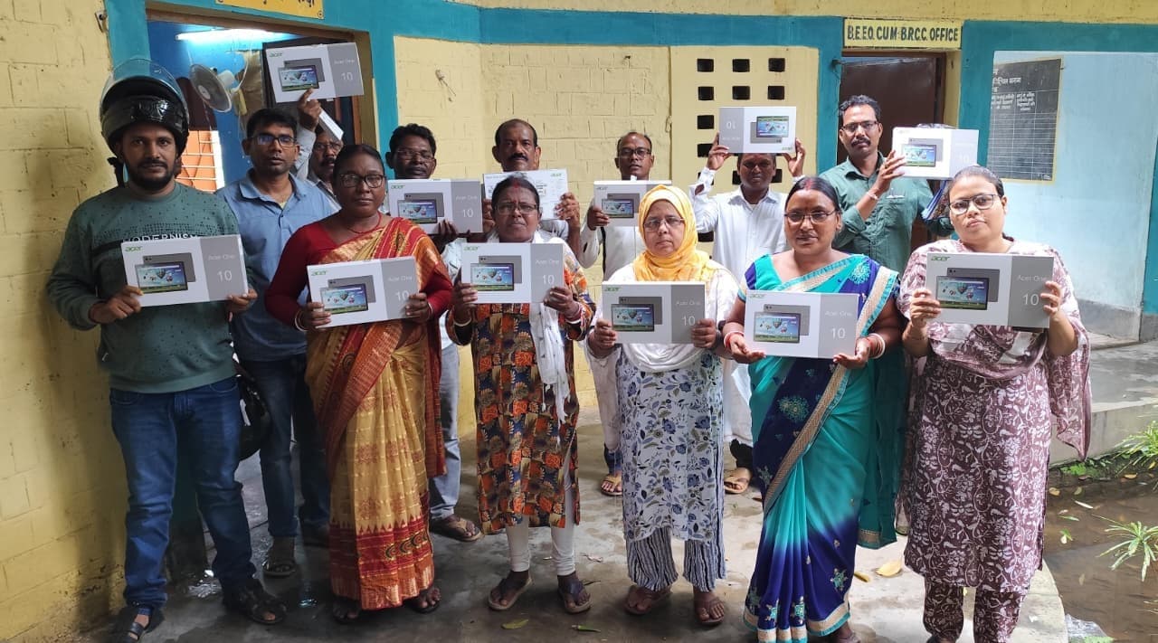 East Singhbhum News : गालूडीह बीआरसी में 27 प्राचार्यों को दिये गये टैबलेट