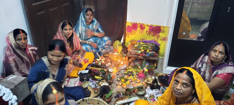 Giridih News: गावां में हरतालिका तीज पर सुहागिनों का व्रतः पति की लंबी आयु के लिए निर्जला उपवास