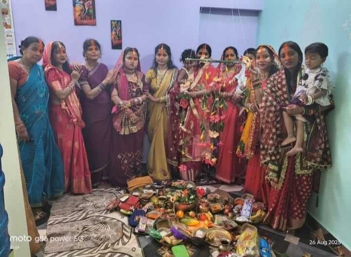 Giridih News: डुमरी में हरितालिका तीज का पर्व श्रद्धा और भक्ति भाव से मनाया गया