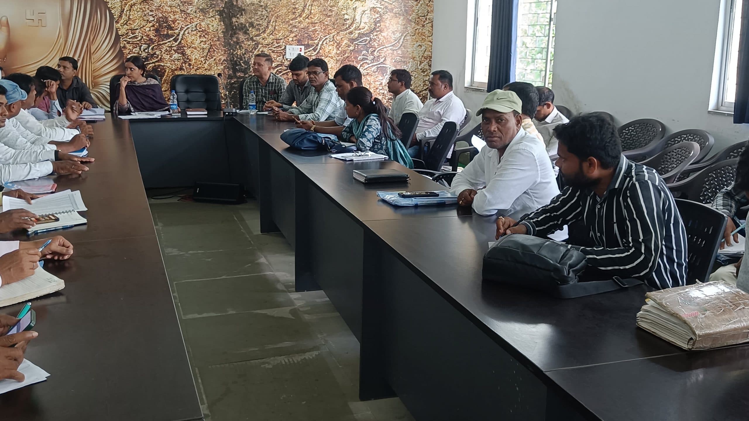 Giridih News: बीडीओ ने की विभागवार समीक्षात्मक बैठक, दिए कई निर्देश