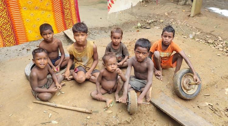 East Singhbhum News : कोरोना काल में घर में जन्मे 23 सबर बच्चे योजनाओं से हैं वंचित