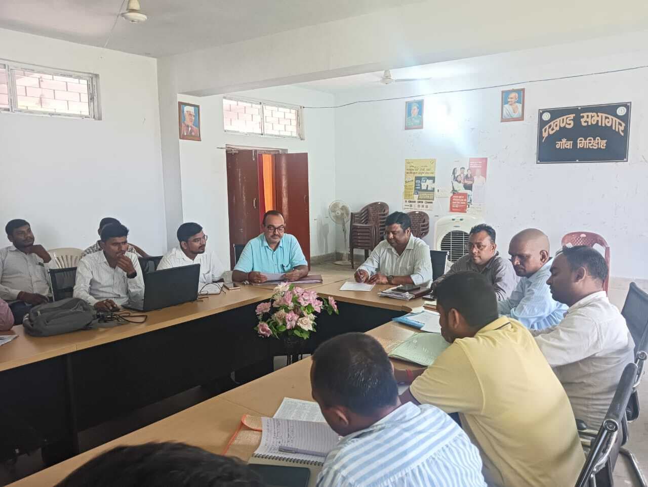 Giridih News: बारिश में क्षतिग्रस्त घर वालों को प्राथमिकता के आधार पर दी जाएगी सुविधा