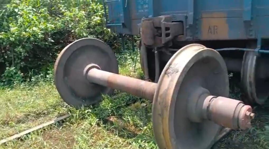 Giridih News: कोयला लदी मालगाड़ी के वैगन का चक्का खुला