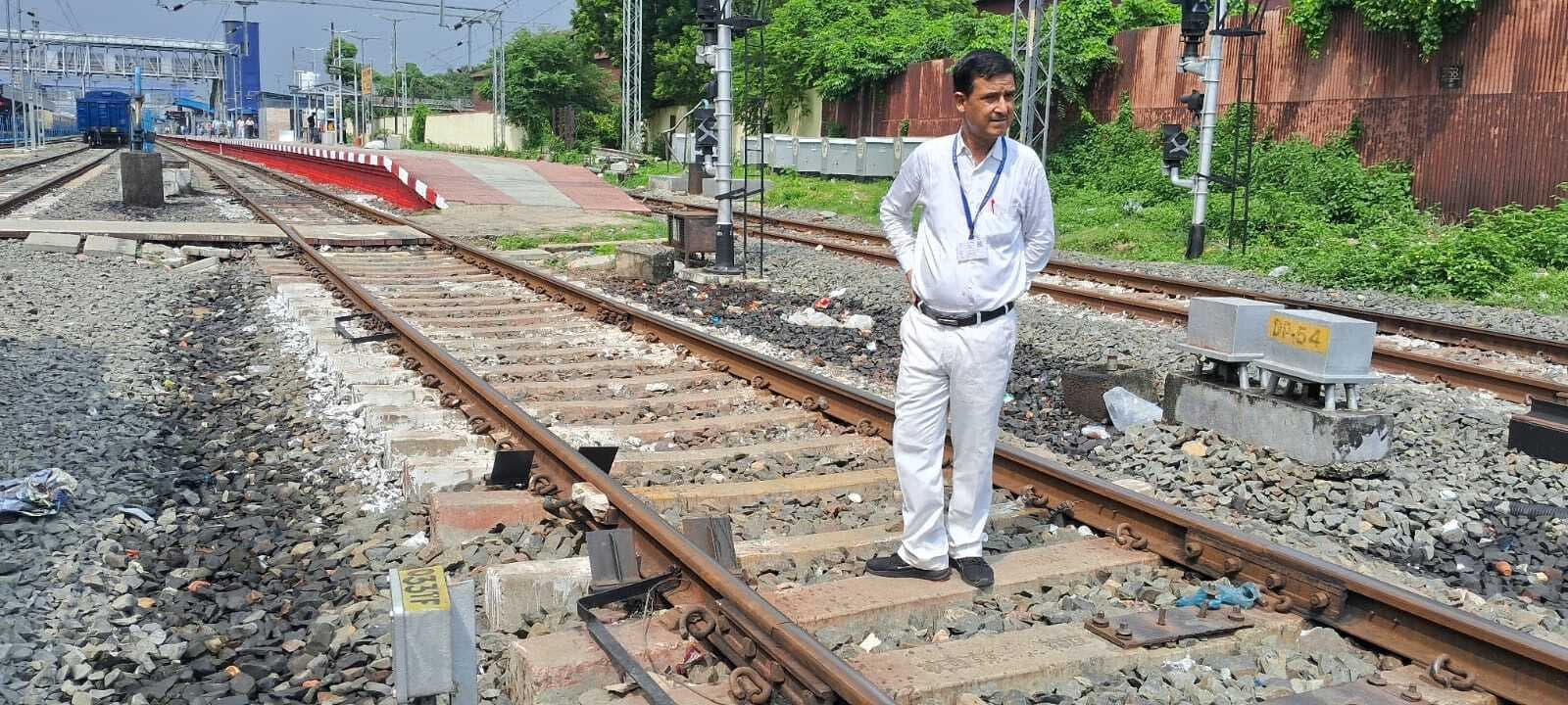रेलवे प्लेटफार्म दो के ट्रैक पर डीजल लीकेज से आग लगने की आशंका