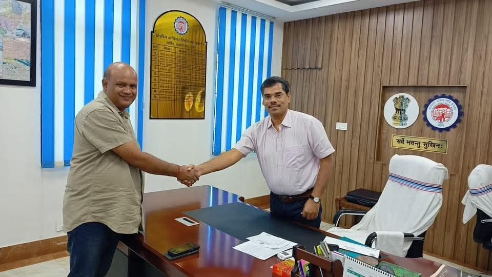 Dhanbad News : हैरी फैक्ट्री के मजदूरों का बकाया पीएफ के लिए पीएफ आयुक्त से मिले अरूप