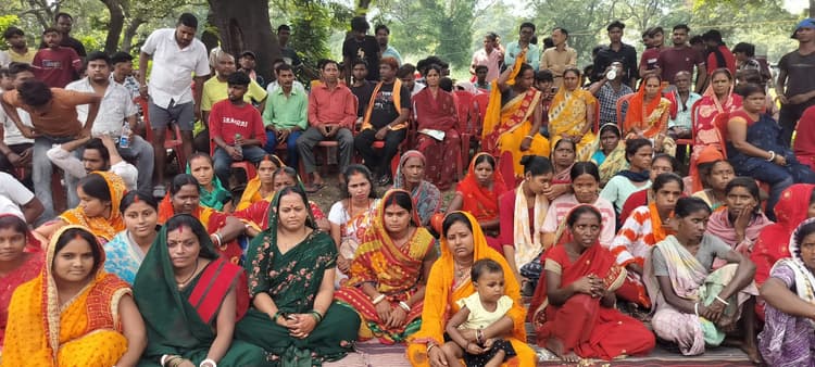 Dhanbad News : बंद तेतुलमुड़ी कोल डंप चालू कराने की मांग को लेकर संयुक्त मोर्चा का धरना