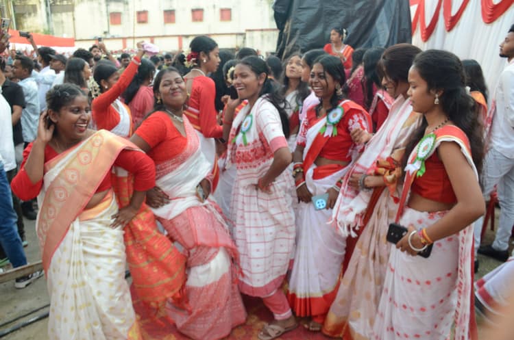 Ranchi News पारंपरिक पूजा के साथ करम पूर्व संध्या समारोह