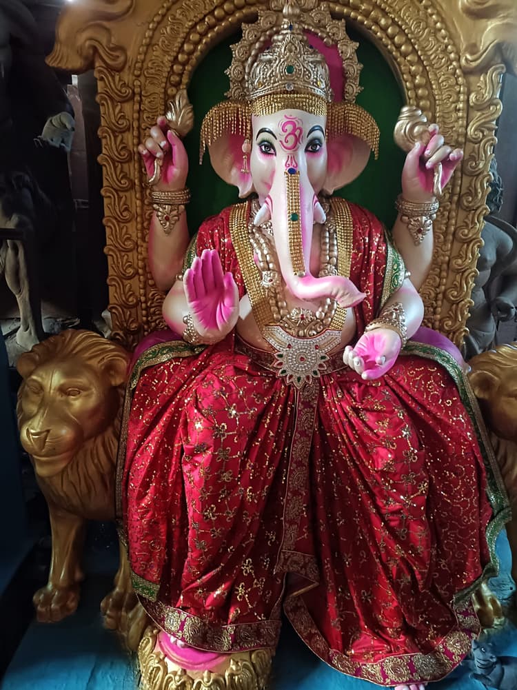 Dhanbad News: गणेश चतुर्थी आज, पंडालों में पहुंची विघ्नहर्ता की प्रतिमा