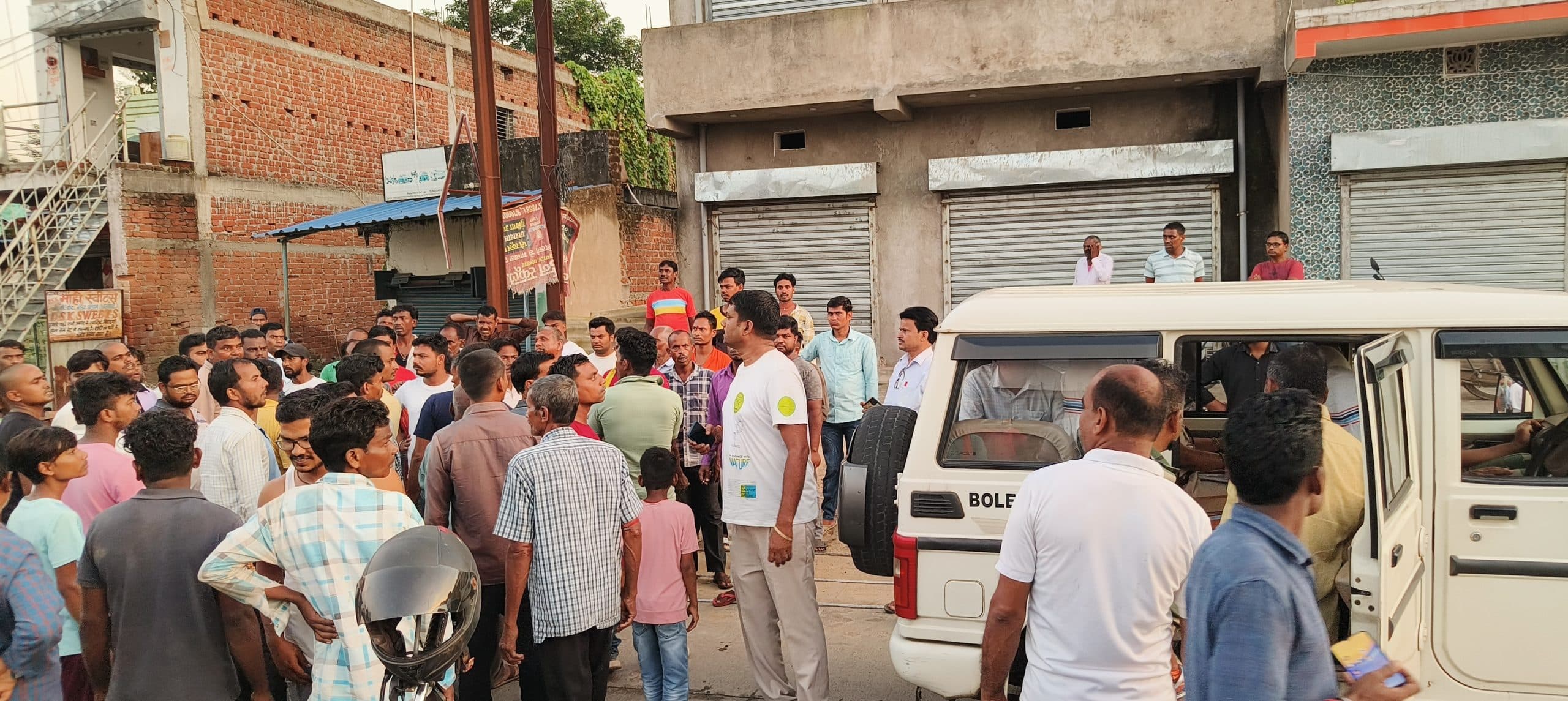 Dhanbad News : तार खीचने के दौरान व्यवसायी पर टूटकर गिरा पोल, ग्रामीणों ने इंजीनियर को पीटा