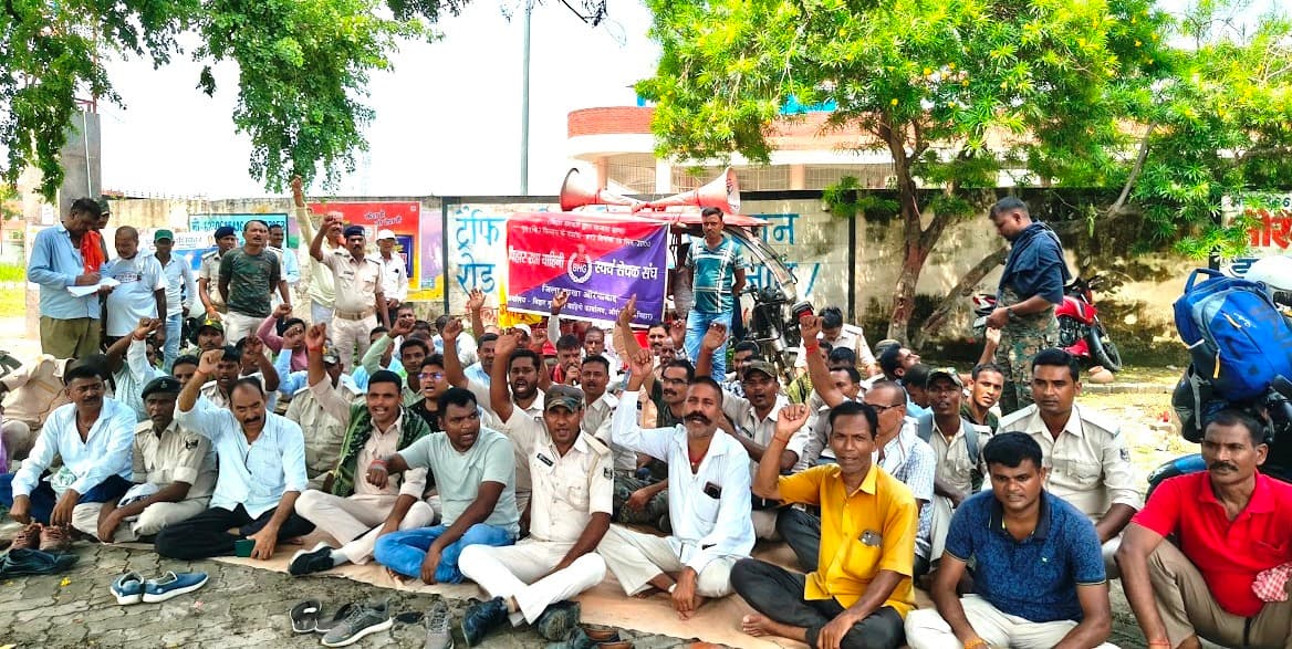 मांगों को लेकर होमगार्ड जवानों ने सरकार के खिलाफ दिया धरना