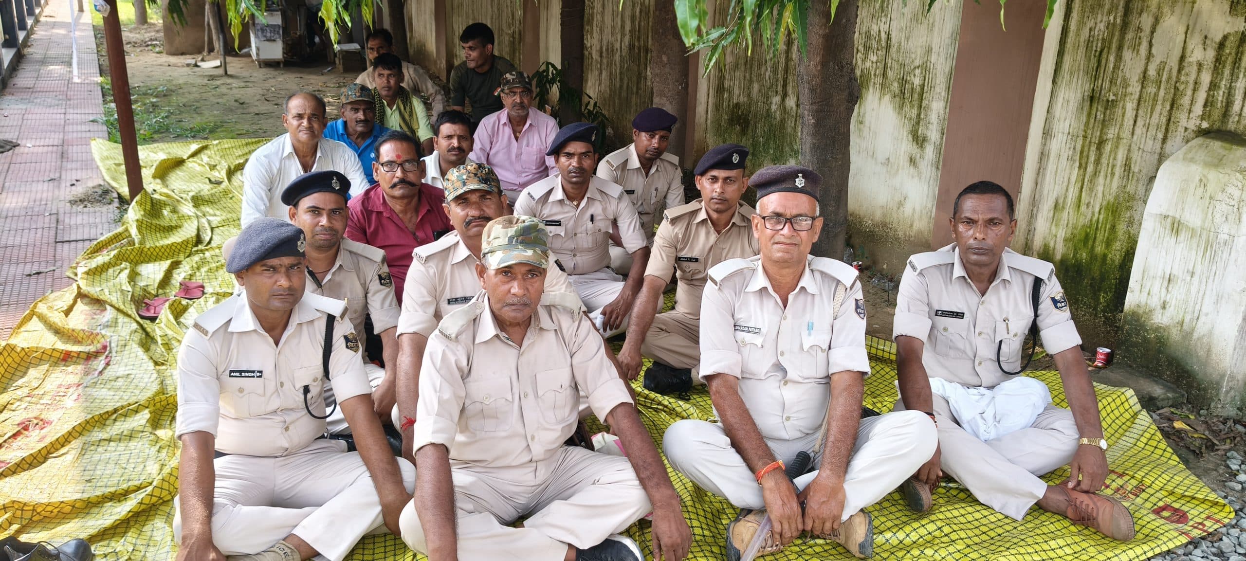 वेतन बढ़ोत्तरी को लेकर होमगार्ड के जवानों ने दिया धरना