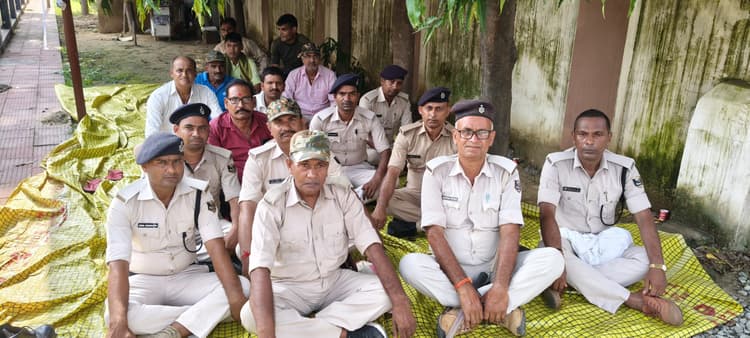 वेतन बढ़ोत्तरी को लेकर होमगार्ड के जवानों ने दिया धरना