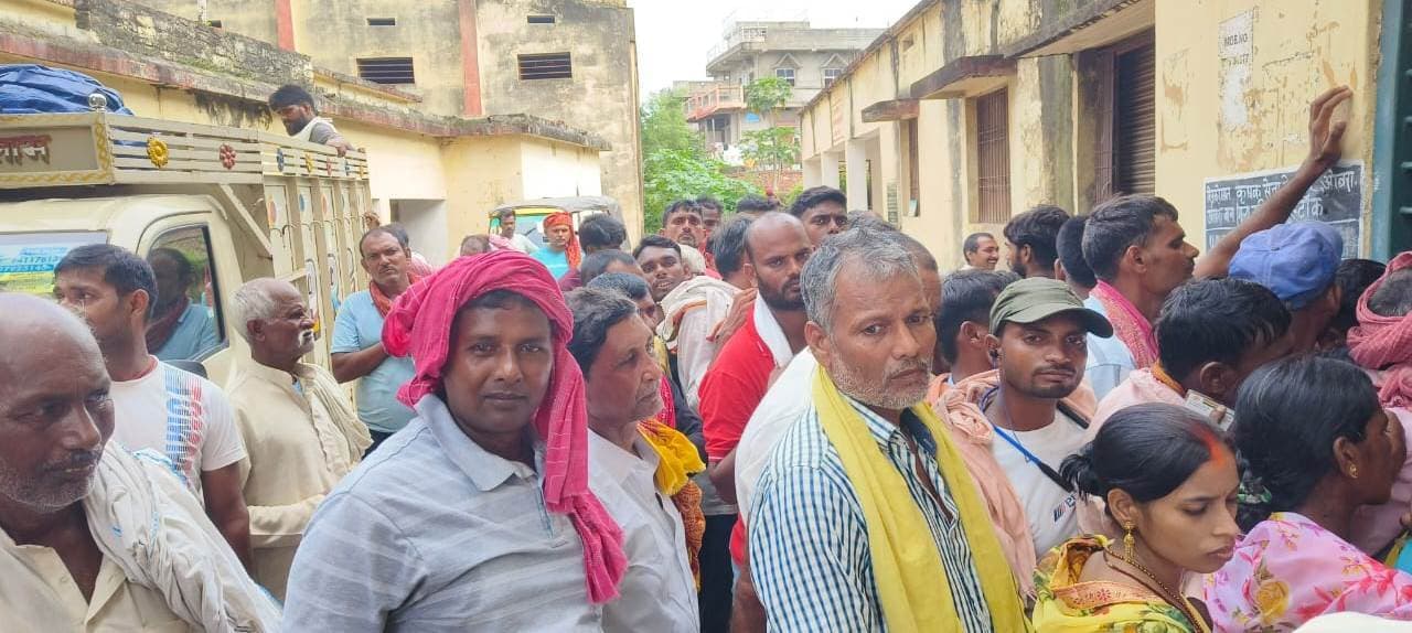 ओबरा बाजार में  बिक रहा मिलावटी खाद, गुणवत्ता पर किसानों ने जतायी चिंता