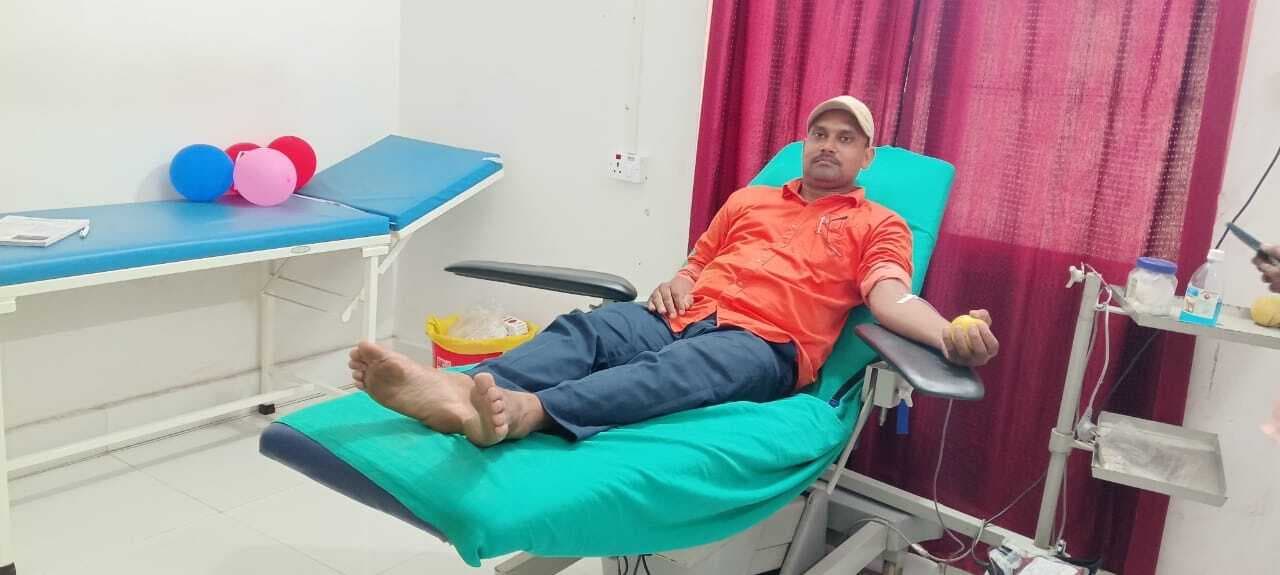 पीएलवी ने घायल बुजुर्ग के लिए किया रक्तदान