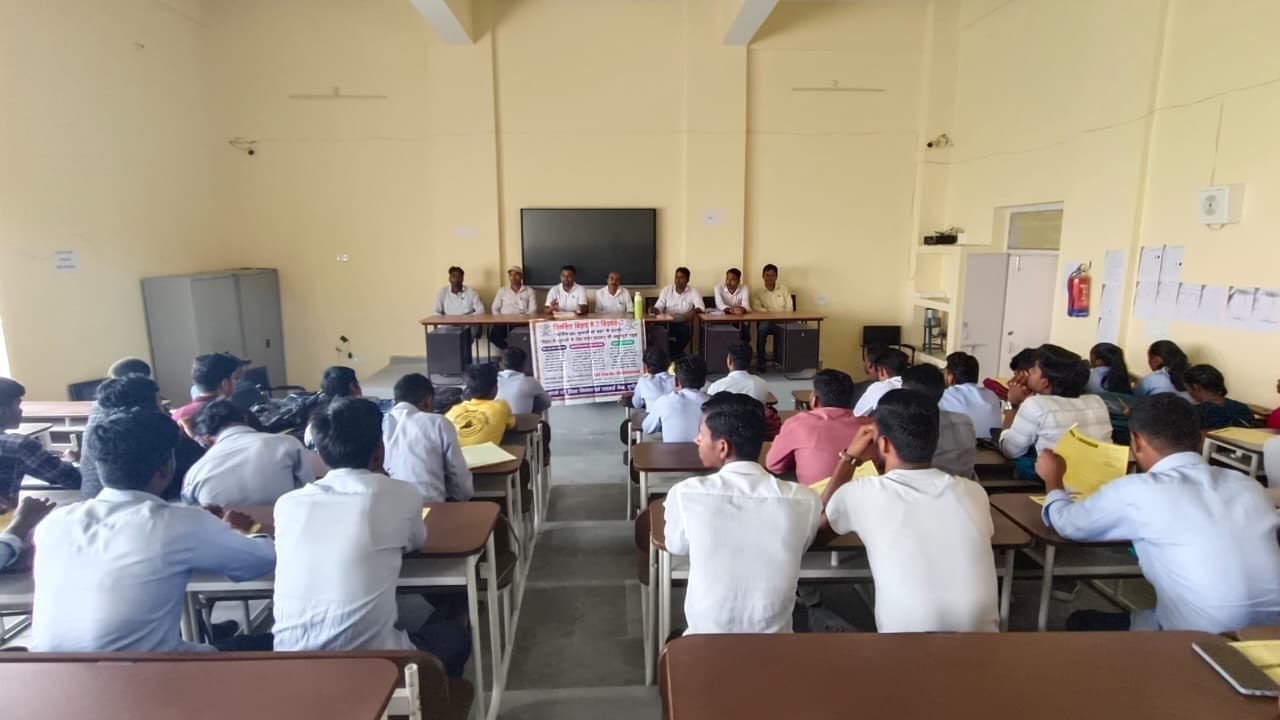 आईटीआई कॉलेज में छात्रों को दी गई सरकारी योजनाओं की जानकारी
