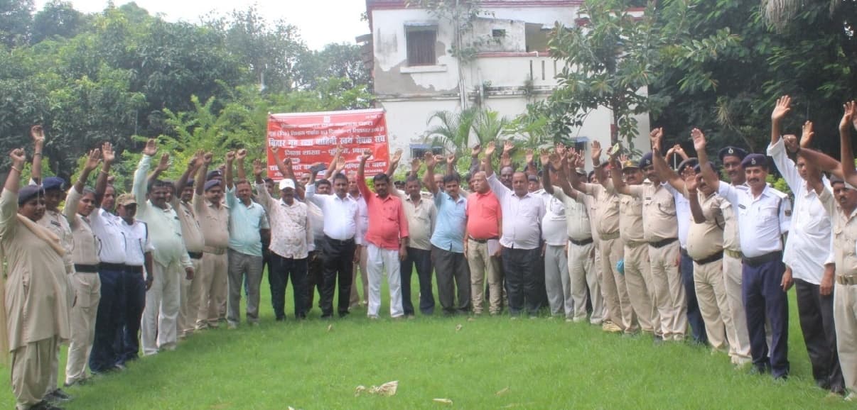 समान कार्य समान वेतन की मांग को लेकर होमगार्ड जवानों का प्रदर्शन