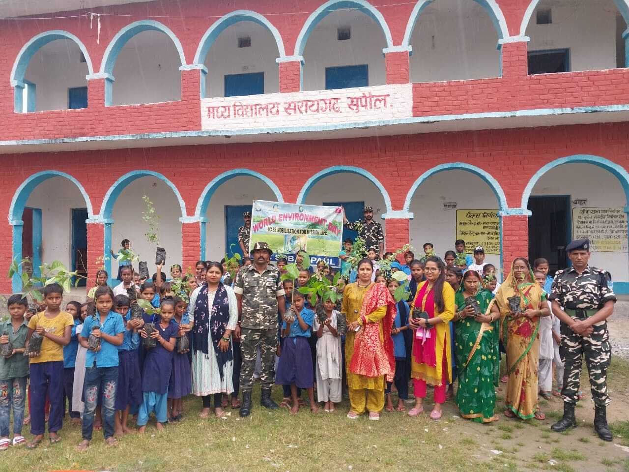 रंगरूट प्रशिक्षण केंद्र में स्कूली बच्चों ने किया पौधरोपण