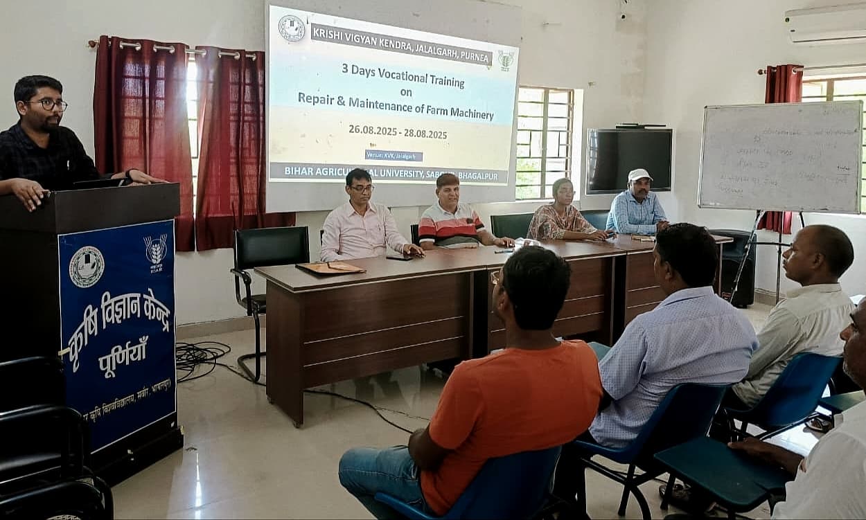 केवीके में कृषि यंत्रों के रखरखाव पर  दिया प्रशिक्षण
