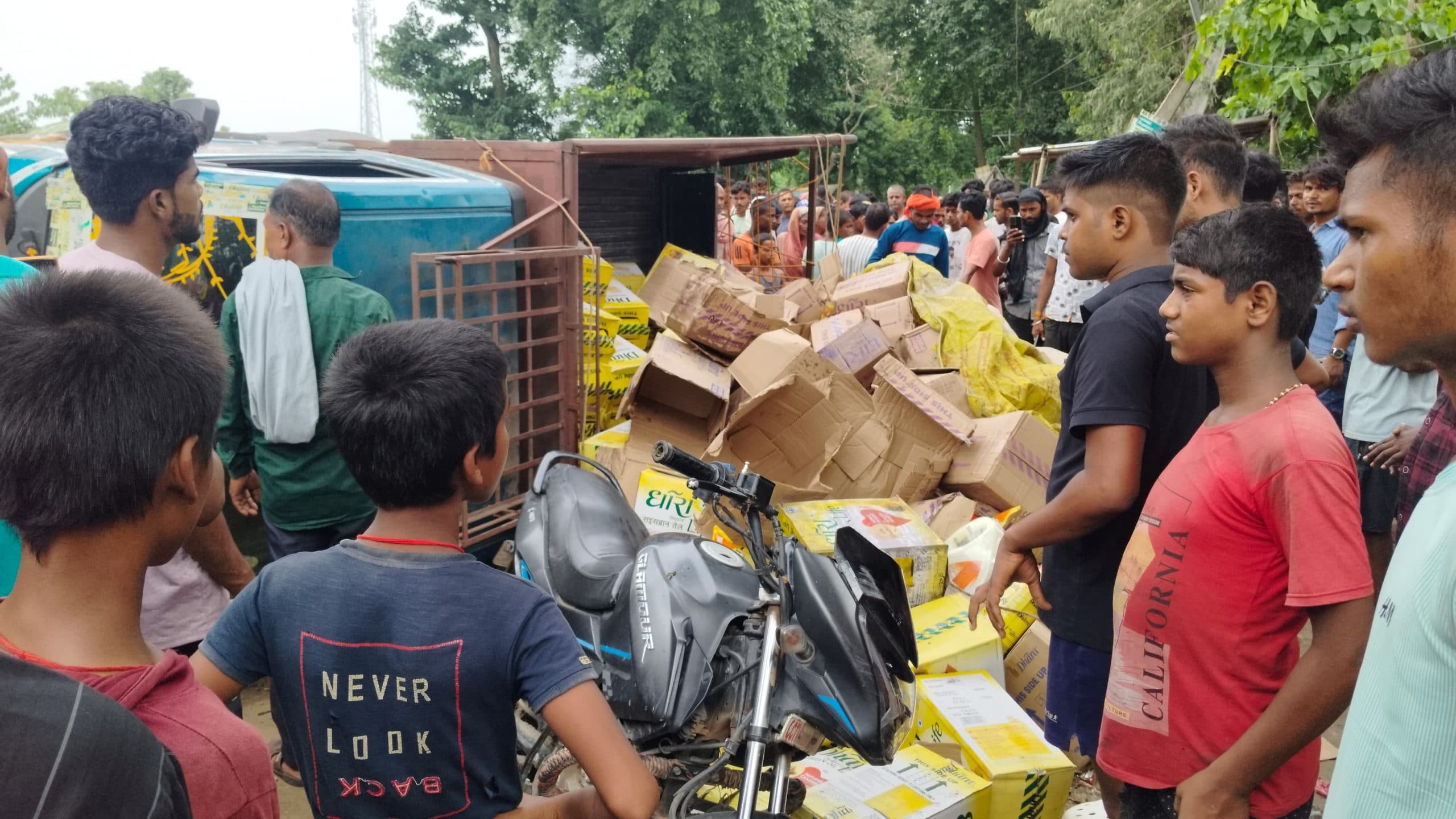 पोल से टकरायी पिकअप तीन बाइक क्षतिग्रस्त
