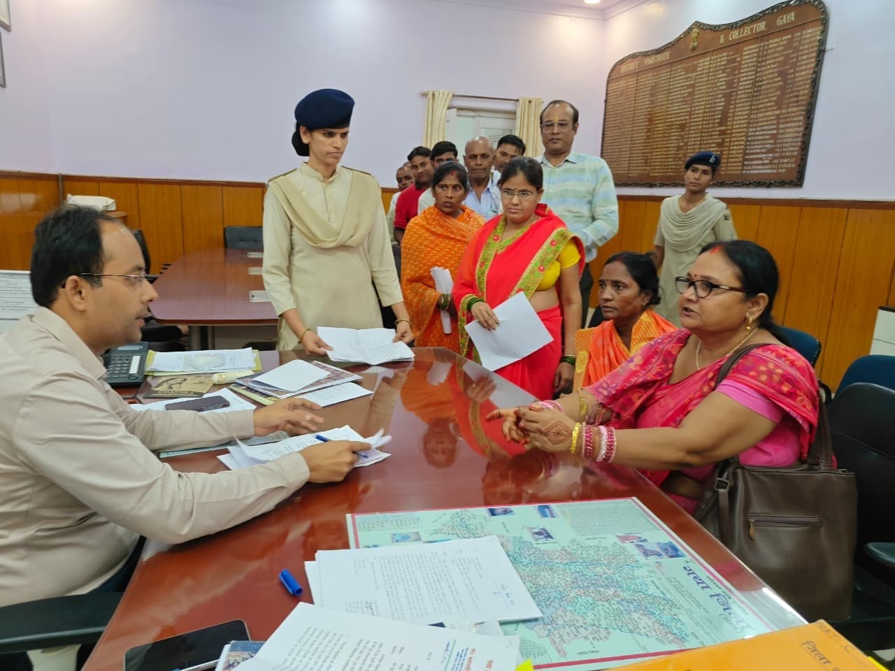 जनता दरबार में डीएम ने 70 लोगों की सुनीं समस्याएं