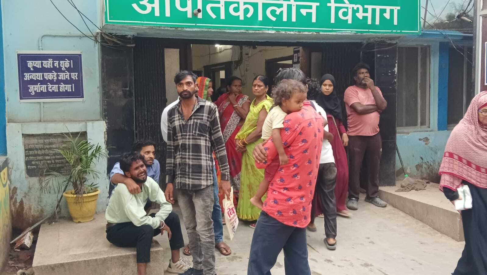 अनियंत्रित कार की चपेट में आने से बाइक सवार मजदूर की मौत, एक घायल