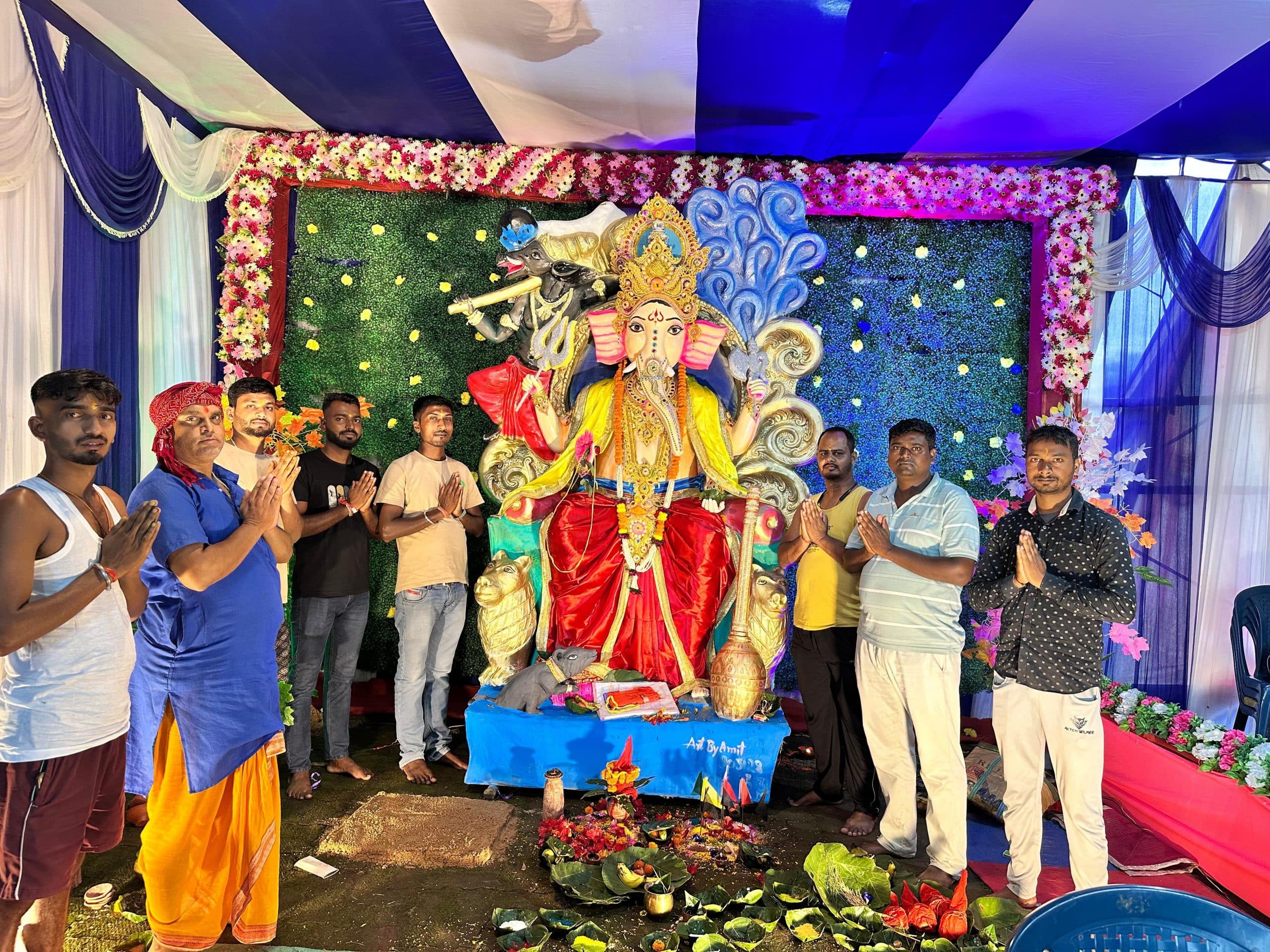 भव्य बने पंडालों में विराजे गणपति, उत्सव में डूबे कर्रा प्रखंड के लोग