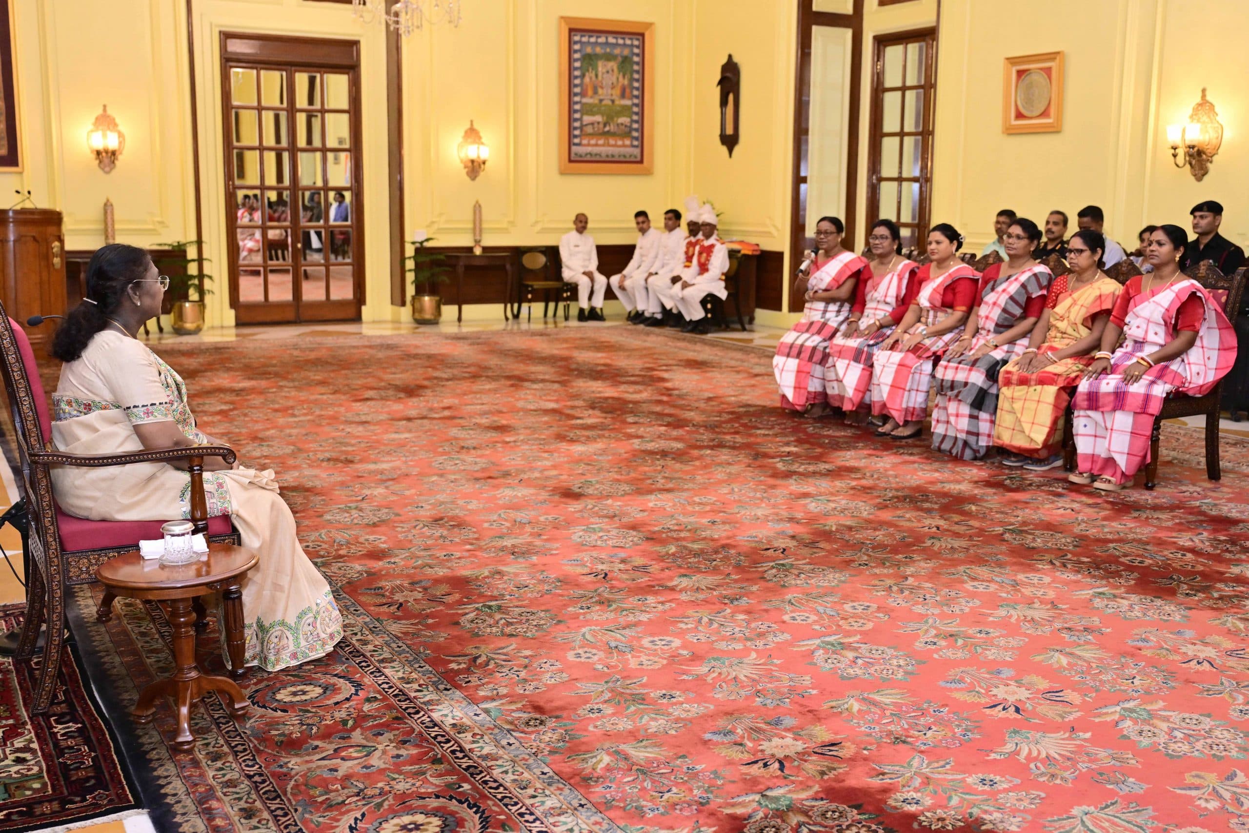 Jamshedpur news. संताली राइटर्स एसोसिएशन की महिलाओं ने राष्ट्रपति द्राैपदी मुर्मू को जमशेदपुर आने का निमंत्रण दिया