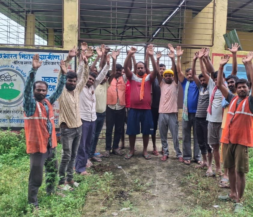 मानदेय राशि में कटौती कर भुगतान से स्वच्छता कर्मियों में आक्रोश