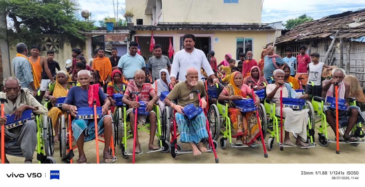 नि:सहाय वृद्ध, दिव्यांग  पीड़ितों के बीच कीट का किया वितरण