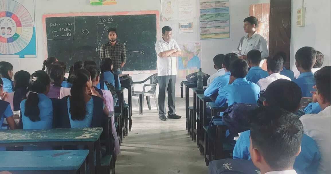 स्कूल में छात्रों की कम उपस्थिति पर आयुक्त ने जतायी चिंता