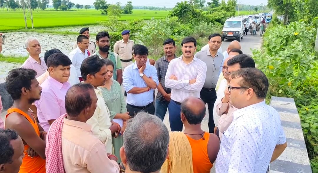 जिला पदाधिकारी ने मखाना की खेती व प्रोसेसिंग स्थल का किया निरीक्षण