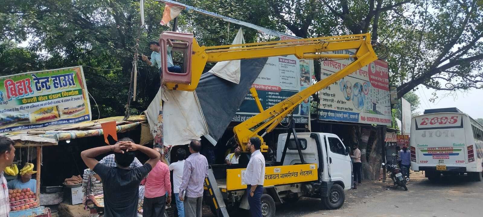 बिना अनुमति के नगर क्षेत्र में लगे होर्डिंग- बैनर को नगर प्रशासन ने हटाया