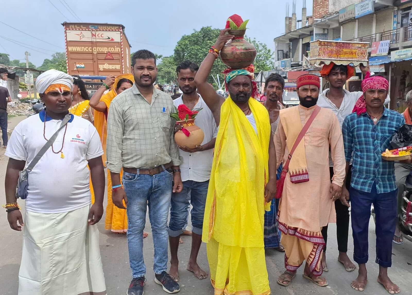 कलश शोभा यात्रा के साथ कुरसेला में गणेश पूजनोत्सव प्रारंभ