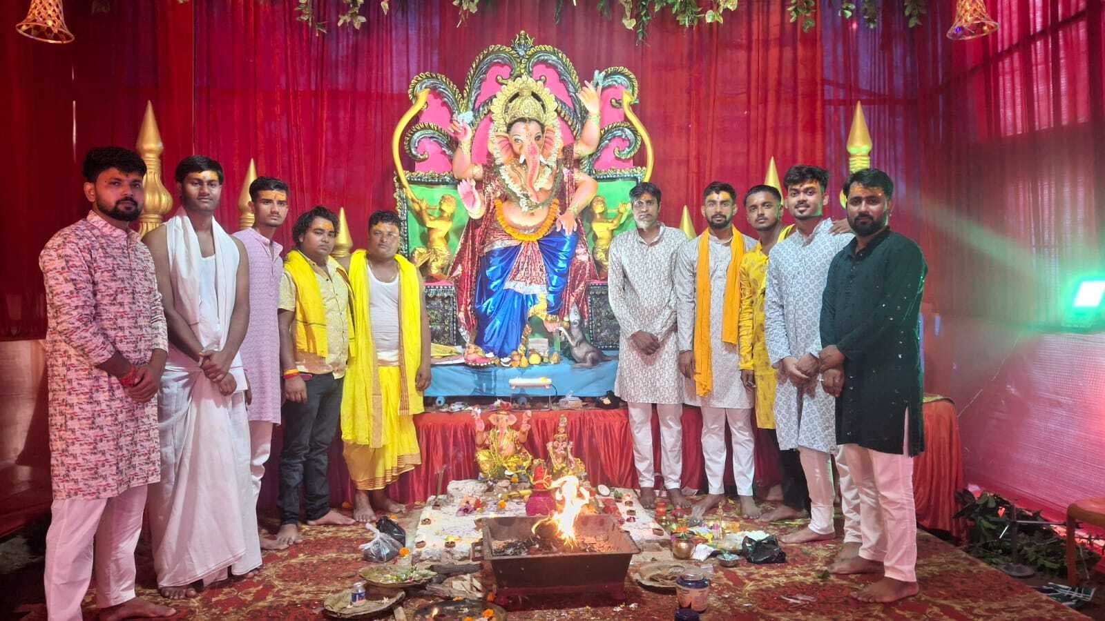 माटी घोरे गणेश थीम पर बनाया गया है भव्य पूजा पंडाल