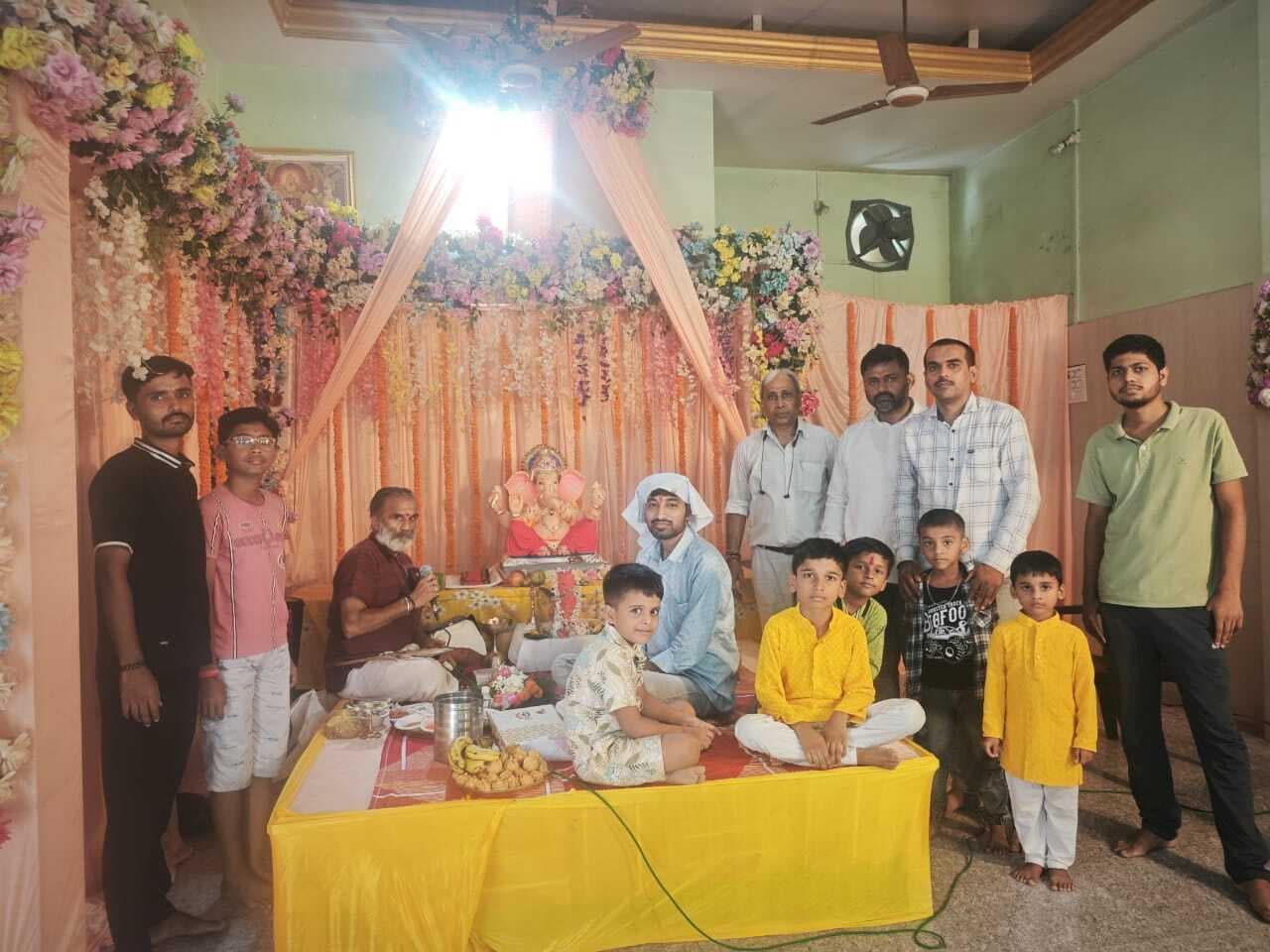 मंदिरों व पंडालों में पधारे गणपति बप्पा