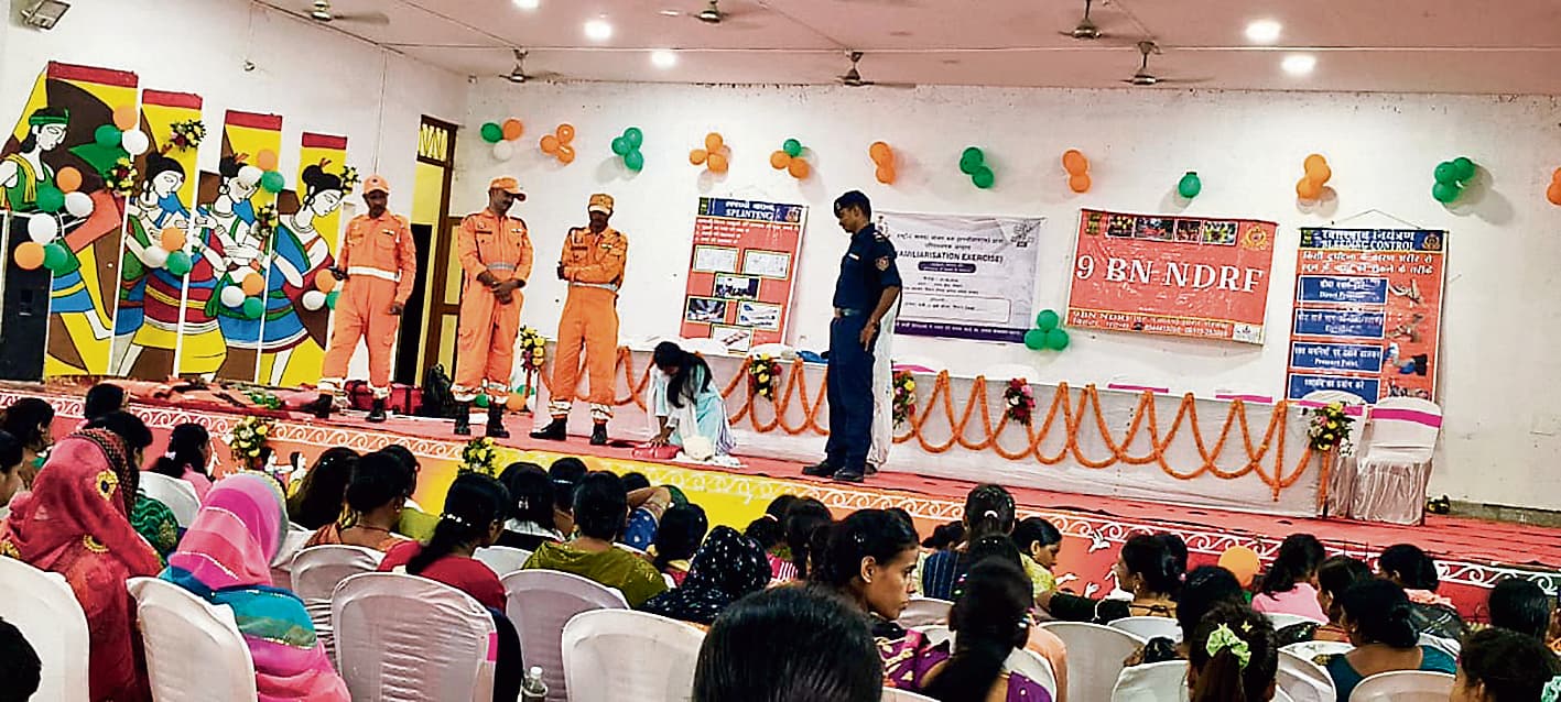 Siwan News : एनडीआरएफ ने बताये लोगों को आपदा से बचाव के तरीके