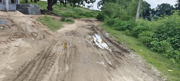 Giridih News: शिलान्यास के सात माह बाद भी शुरू नहीं हुआ सड़क निर्माण का कार्य
