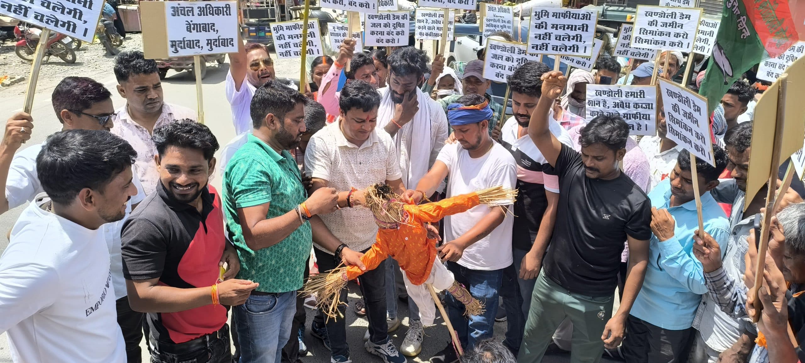 Giridih News: जेएलकेएम ने किया बेंगाबाद सीओ का पुतला दहन