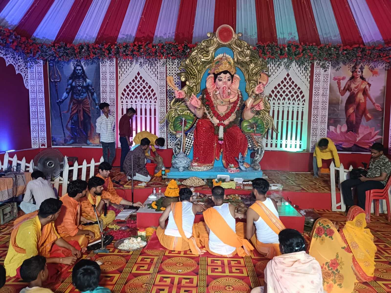 गेड़ाबाड़ी बाजार में गणेश पूजा को लेकर भव्य पंडाल का निर्माण