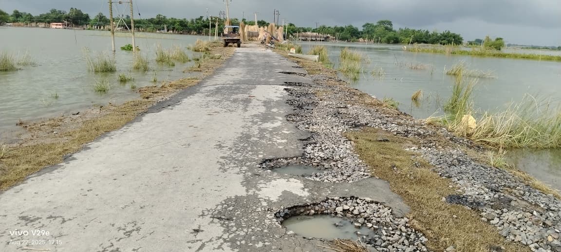 बाढ़ की वजह से कई सड़कें हुई जर्जर, आवागमन प्रभवित