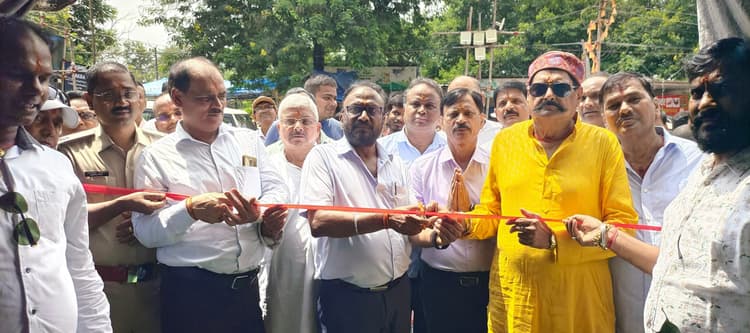 गणपति बप्पा मोरया के जयघोष से गूंजा डकरा पूजा पंडाल