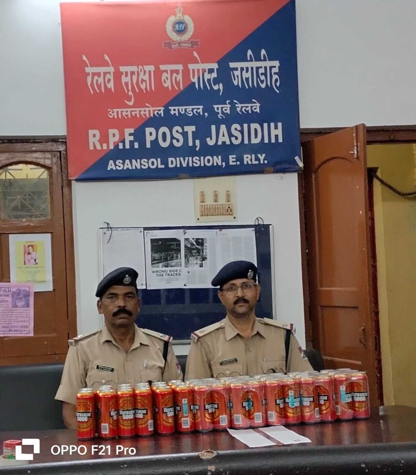 Deoghar news : आरपीएफ ने ट्रेन से बरामद की शराब, उत्पाद विभाग को सौंपा