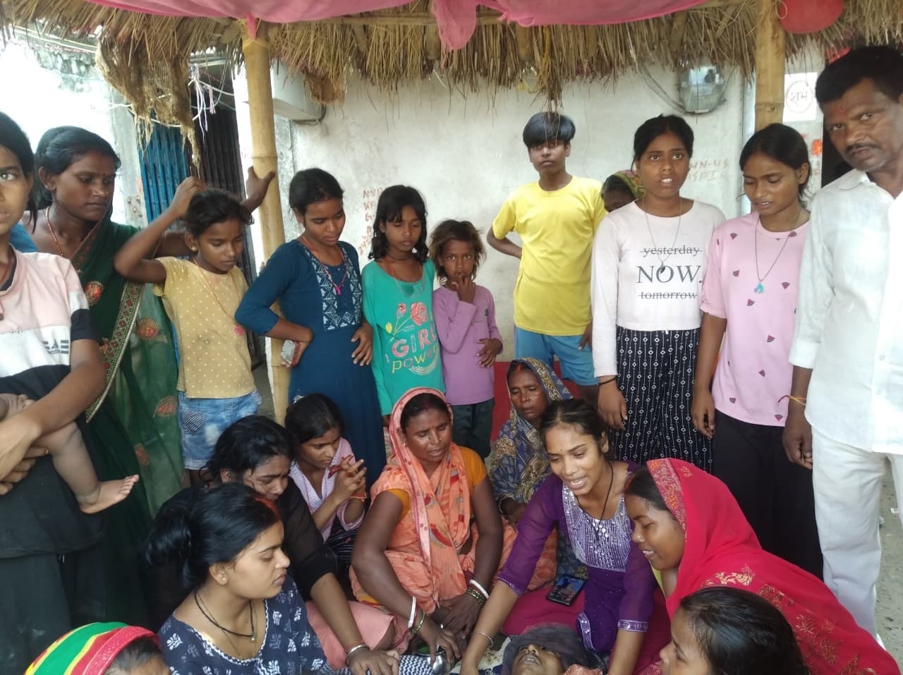 ट्रिपल लोड बाइक सवार ने खड़ी बस में मारी टक्कर, दो की मौत, एक घायल