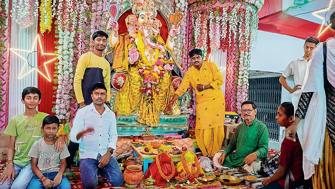 Siwan News : पंडालों में विराजे गणपति, हुई पूजा-अर्चना