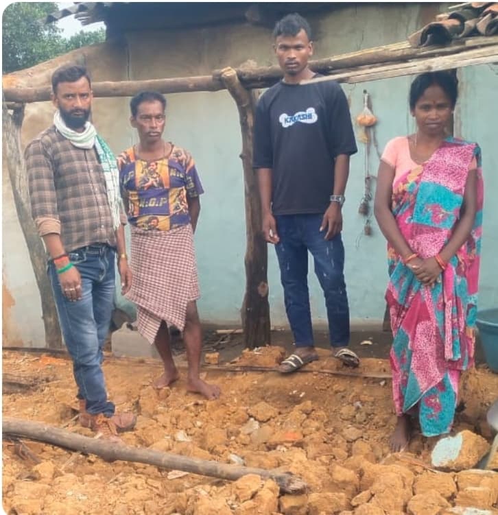 Giridih News: बारिश में गिरा मकान, महिला हुई बेघर