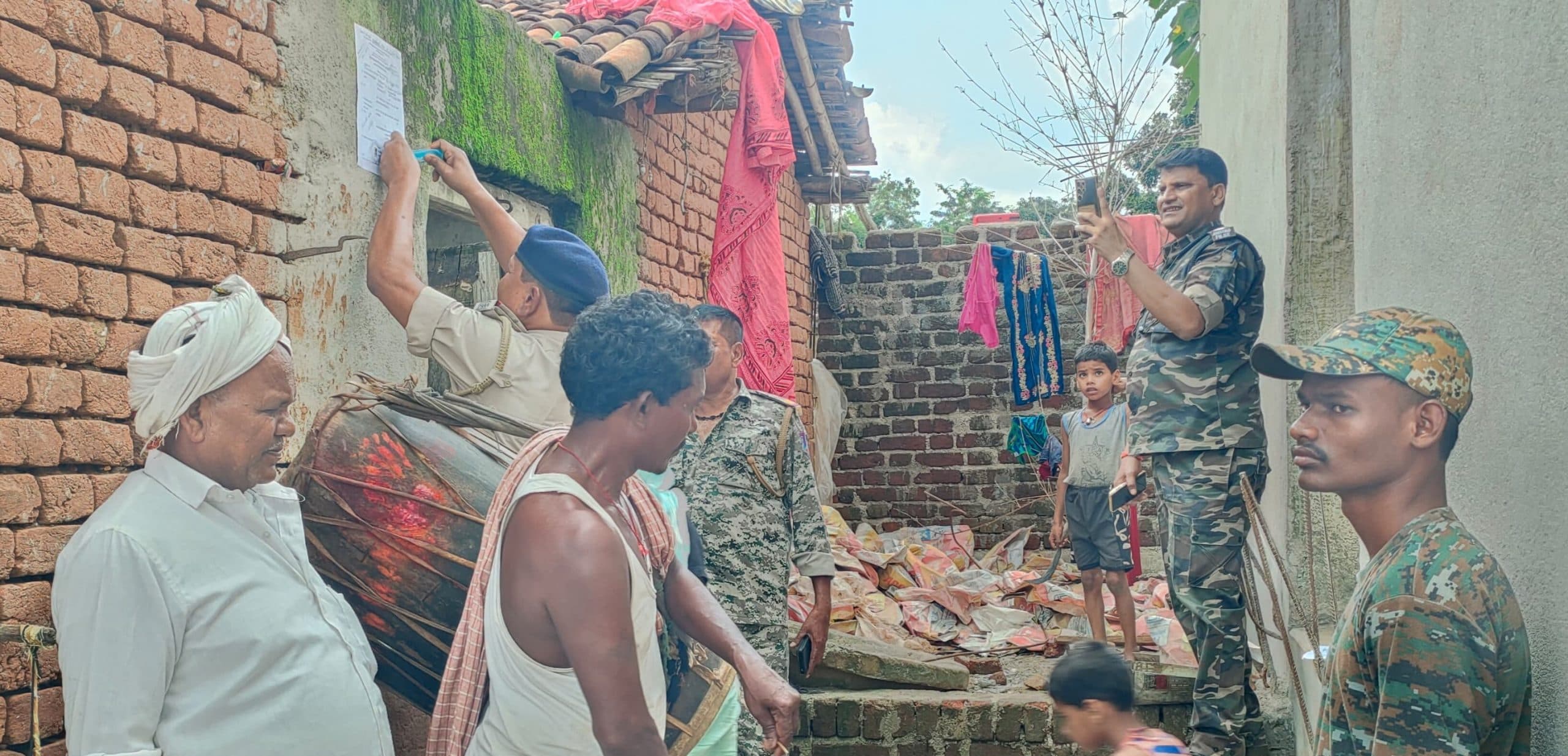 Giridih News: फरार अभियुक्त के घर पुलिस ने चिपकाया इश्तेहार