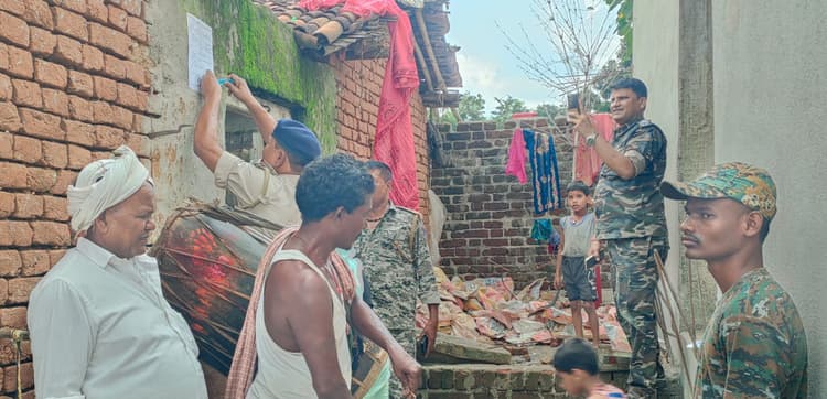 Giridih News: फरार अभियुक्त के घर पुलिस ने चिपकाया इश्तेहार