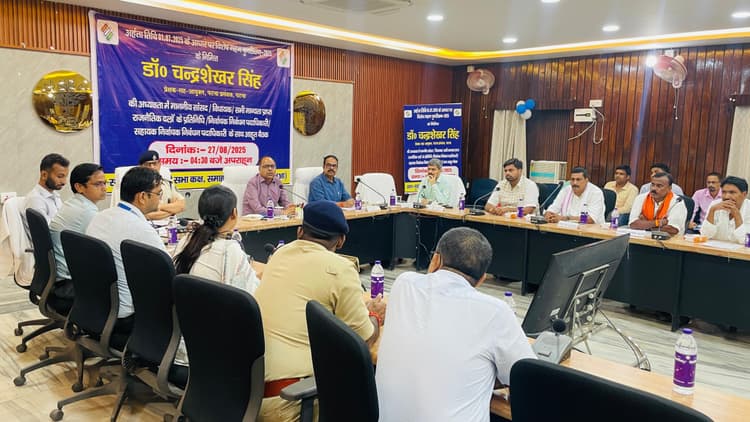 kaimur News : योग्य पात्र मतदाता का किसी भी कीमत पर नहीं छूटे नाम : आयुक्त