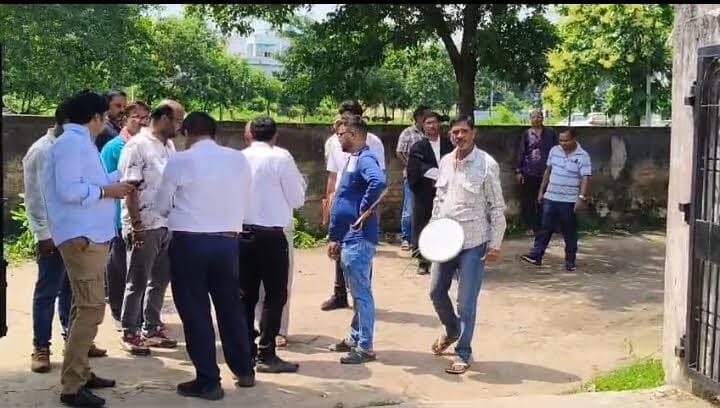 kaimur News : कोर्ट के आदेश पर जल संसाधन विभाग के कार्यालय की कुर्की के लिए चिपकाया इश्तेहार