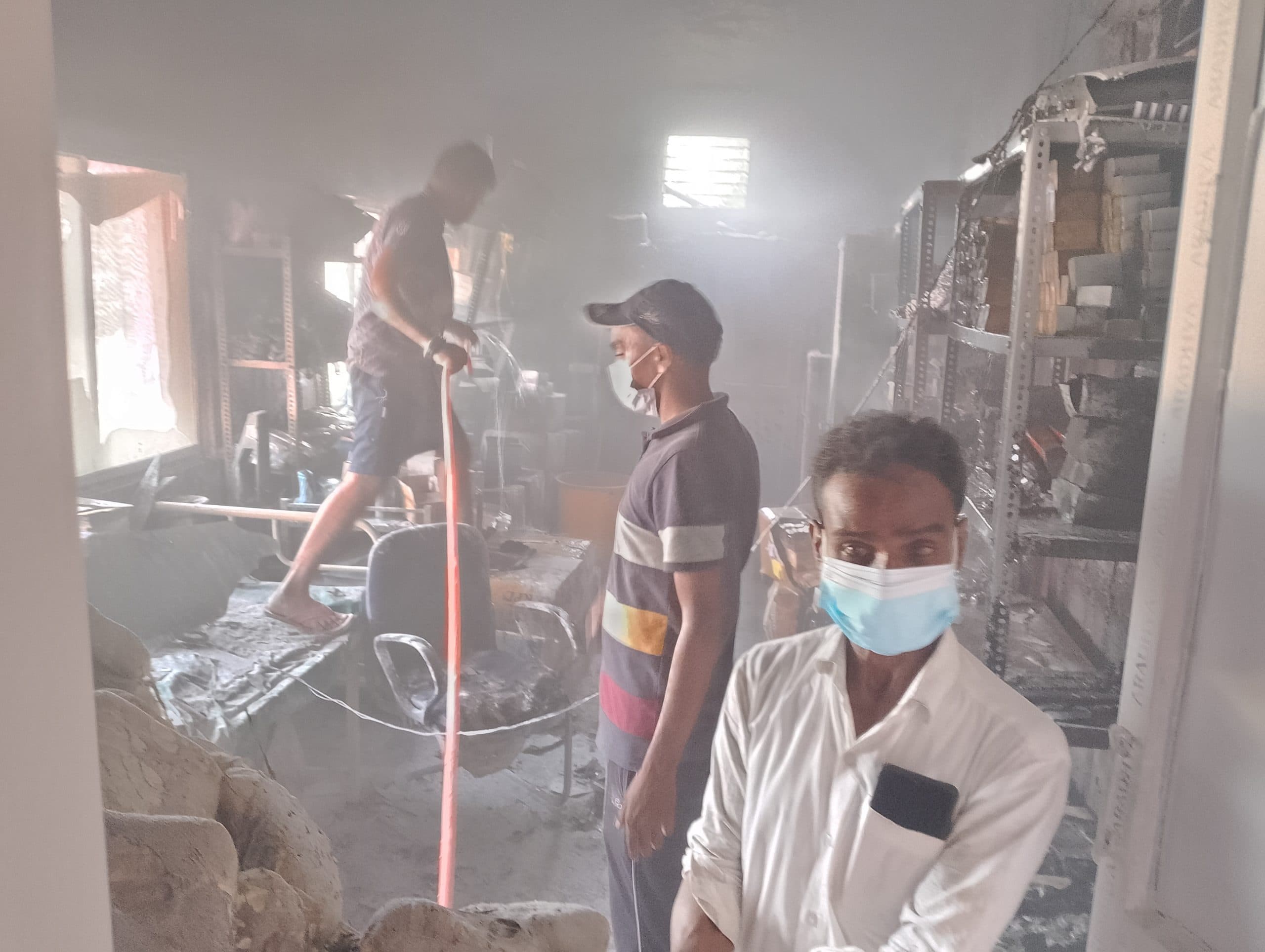 सारवां: सीएचसी में शॉर्ट सर्किट से लगी आग, दवाएं और दस्तावेज जलकर हुआ राख